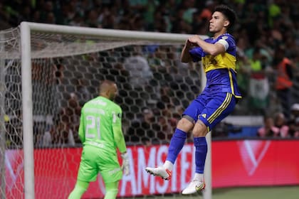 Guillermo Fernandez, de Boca Juniors, festeja tras convertir el penal decisivo ante Palmeiras, en la vuelta de la semifinal de la Copa Libertadores, el jueves 5 de octubre de 2023