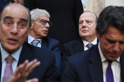 Guillermo Ferraro conversa con Cúneo Libarona, sentados detrás de Guillermo Francos y Nicolás Posse