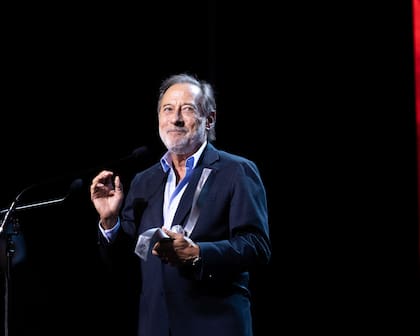 Guillermo Francella, con el premio que le otorgó la Academia del Cine en la noche cordobesa