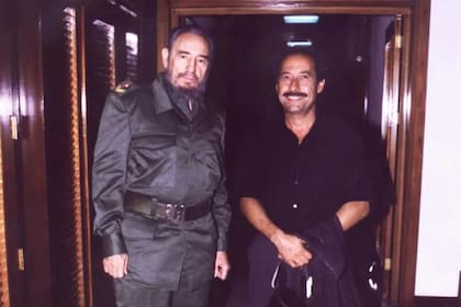 Guillermo Francella junto a Fidel Castro en el 2003 (Foto Twitter /@perfilretro)