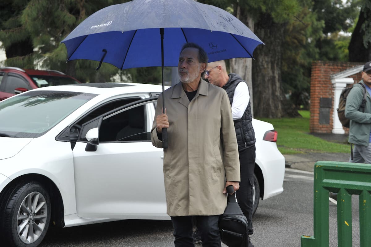 Guillermo Francella llega al cementerio de Chacarita para despedir a su amigo y colega Luis Brandoni