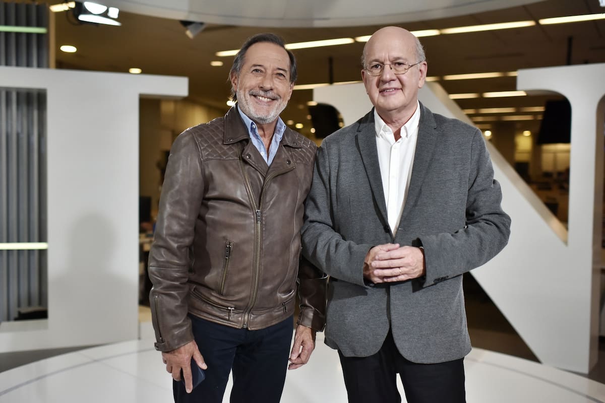 Guillermo Francella y Pablo Sirvén en el corazón de la redacción de LA NACION