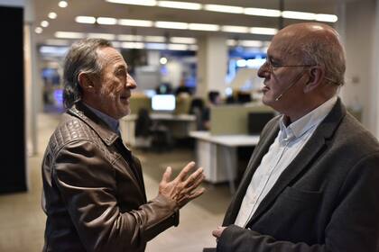 Guillermo Francella y Pablo Sirven en la redacción de LA NACION
