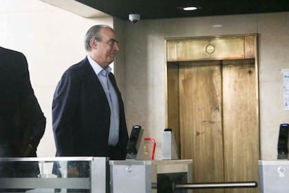 Guillermo Francos, al ingresar a la sede porteña del Banco Provincia, donde se realizó la reunión de los gobernadores peronistas