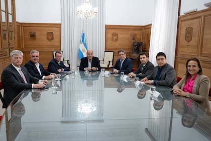 Guillermo Francos con los gobernadores Raúl Jalil (Catamarca), Ignacio Torres (Chubut), Sergio Ziliotto (La Pampa), Claudio Vidal (Santa Cruz) y la vicegobernadora de Córdoba, Myrian Prunotto