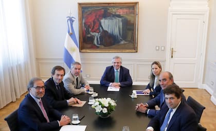 Guillermo Francos, frente a Gustavo Beliz, el excanciller Felipe Solá y el exembajador en Washington Jorge Argüello, en el inicio de la gestión de Alberto Fernández