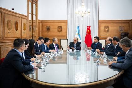 Guillermo Francos junto a Calduio Vidal, gobernador de Santa Cruz, Wang Wei, embajador de la República Popular China en Argentina y directivos de la empresa china Gezhouba.