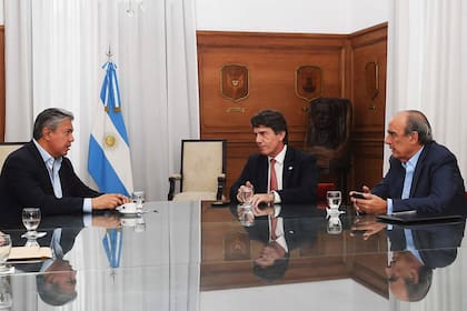 Guillermo Francos
Junto a
Nicolas Posse, nos reunimos con el gobernador de Neuquén
Rolo Figueroa
. Conversamos sobre las necesidades y los desafíos de la provincia y sentamos una agenda de trabajo que pone el foco en grandes inversiones para el territorio.
twitter