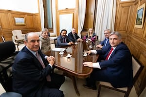 Guillermo Francos, Luis Caputo y Karina Milei con los gobernadores Llaryora, Sáenz, Jaldo y Jalil