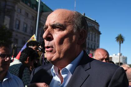 Guillermo Francos presente en la concentración de venezolanos en Plaza de Mayo