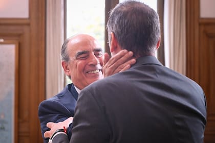 Guillermo Francos se despide de Manuel Adorni, al dejar la Jefatura de Gabinete