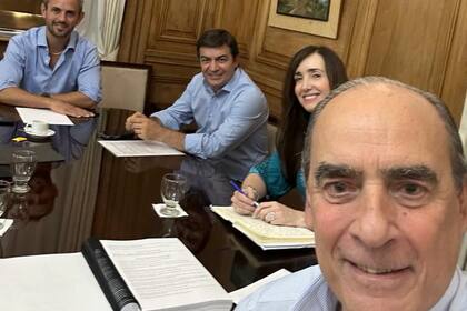 Guillermo Francos se hace una selfie junto a la vice presidenta Victoria Villaruel, Martin Menem y Omar Demarchi , en su despacho.