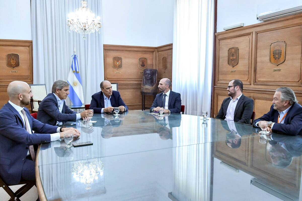 Guillermo Francos y el ministro de Economía, Luis Caputo, se reunieron el viernes con autoridades de la empresa brasileña Gol para que opere Aerolíneas Argentinas