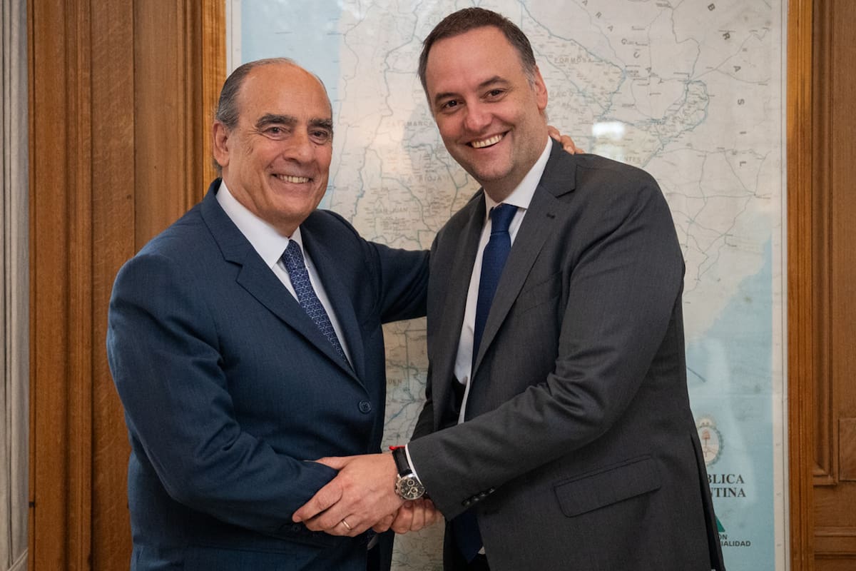 Guillermo Francos y Manuel Adorni durante la transición de la jefatura de Gabinete