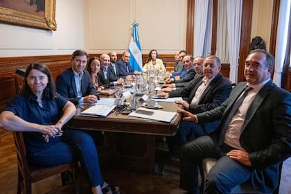 Guillermo Francos y Victoria Villarruel se reunieron con los senadores dialoguistas para activar las sesiones extraordinarias; en el Senado solo habría compromiso a tratar la eventual suspensión de las PASO