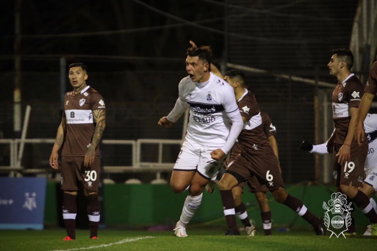 Guillermo Fratta festeja el 2-2 sobre el final para Gimnasia ante Platense