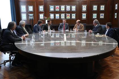 Guillermo Hang en una reunión con las cámaras molineras, similar a la que mantuvo hoy con empresas de consumo masivo