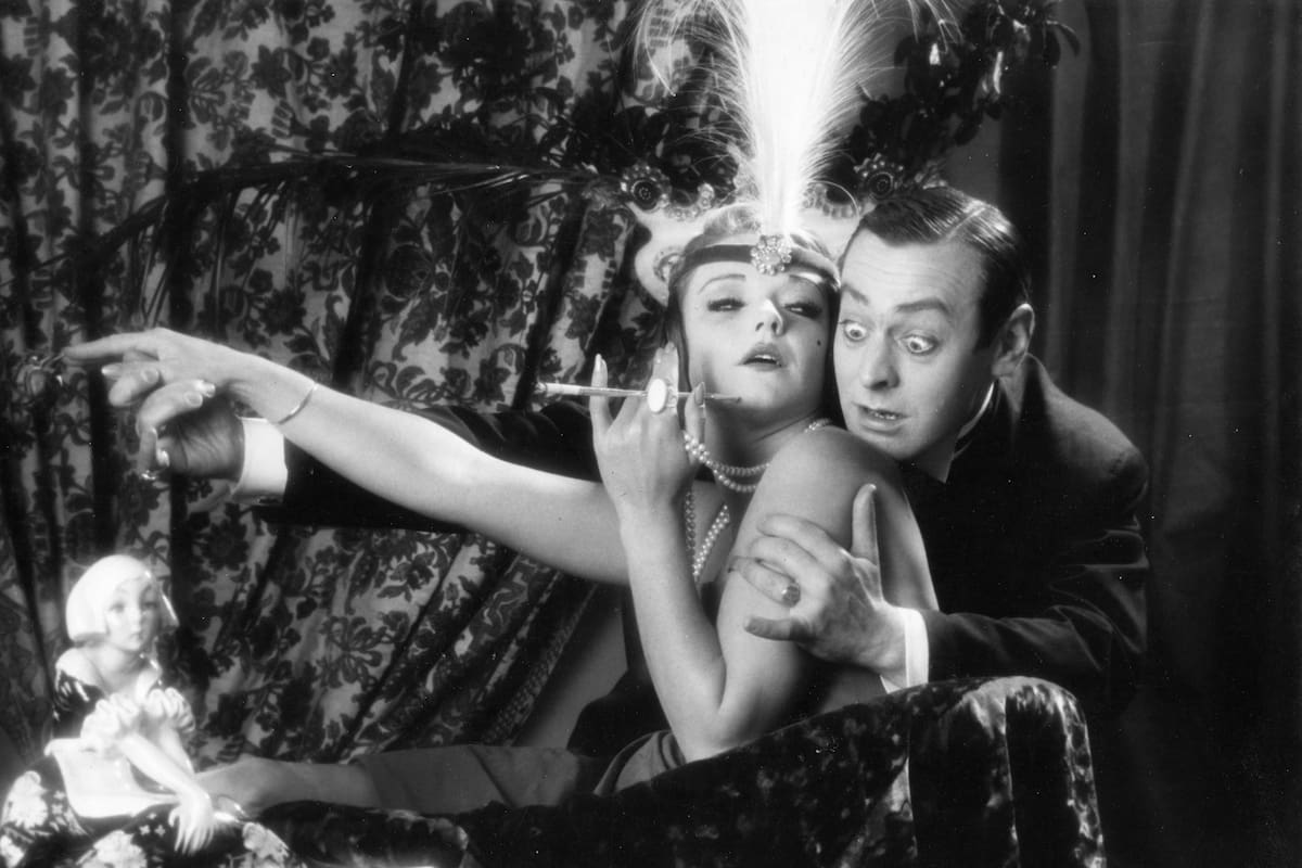 Guillermo Helbling y una modelo no identificada, retratados en 1963 para una tarjeta de fin de año por Boleslaw Senderowicz, el artista homenajeado este año en la feria