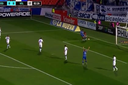 Guillermo Hoyos pierde la pelota y Pier Barrios convertirá para Godoy Cruz en la Liga Profesional de Fútbol en Mendoza.