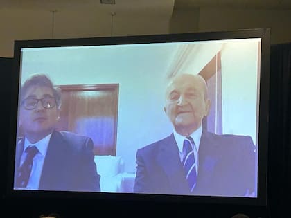 Guillermo Kreutzer (der) recibió vía Zoom la distinción durante el Congreso Mundial de Cardiología y Cirugía Cardíaca Pediátrica, en 2023