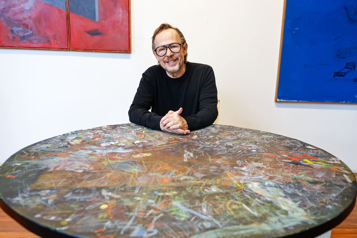 Guillermo Kuica con una de las obras que se exhiben actualmente en Arthaus