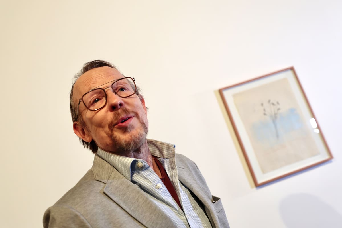 Guillermo Kuitca junto a una de sus obras inspiradas en el poema "Vals en las ramas", de García Lorca