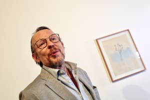 Guillermo Kuitca junto a una de sus obras inspiradas en el poema "Vals en las ramas", de García Lorca