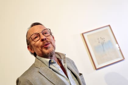 Guillermo Kuitca junto a una de sus obras inspiradas en el poema "Vals en las ramas", de García Lorca