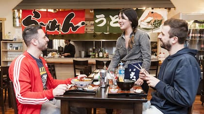 Guillermo Lerena (izq.) almuerza en el restaurante dela Nueva Casa Japonesa en el barrio de San Cristóbal