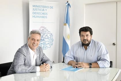 Guillermo Longhi, presidente del Colegio de Escribanos de Buenos Aires, y el ministro Juan Martín Mena