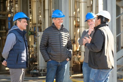 Guillermo Michel junto al senador Adán Humberto Bahl, en la planta de BioNogoyá