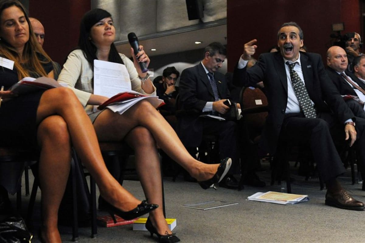 Guillermo Moreno, a los gritos, ayer, durante la asamblea de la empresa; detrás, el síndico general Daniel Reposo