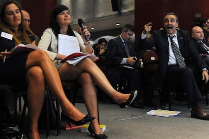 Guillermo Moreno, a los gritos, ayer, durante la asamblea de la empresa; detrás, el síndico general Daniel Reposo