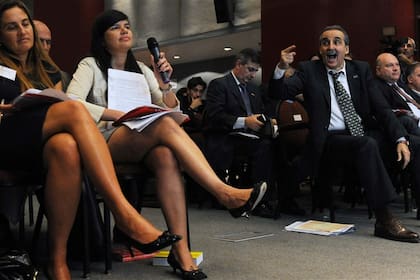 Guillermo Moreno, a los gritos, ayer, durante la asamblea de la empresa; detrás, el síndico general Daniel Reposo