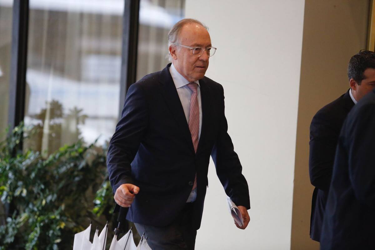 Guillermo Nielsen llega al hotel Libertador, donde suele hospedarse Javier Milei