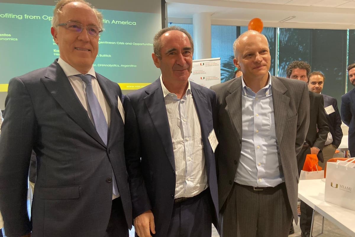 Guillermo Nielsen y Alejandro Werner flanquean a un académico de la Universidad de Miami