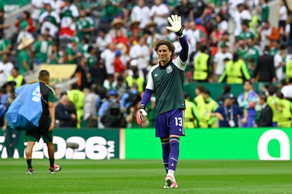 Guillermo Ochoa, aclamado por los hinchas mexicanos, en su sexto Mundial; es suplente frente a los checos, como ante Sudáfrica y Corea del Sur