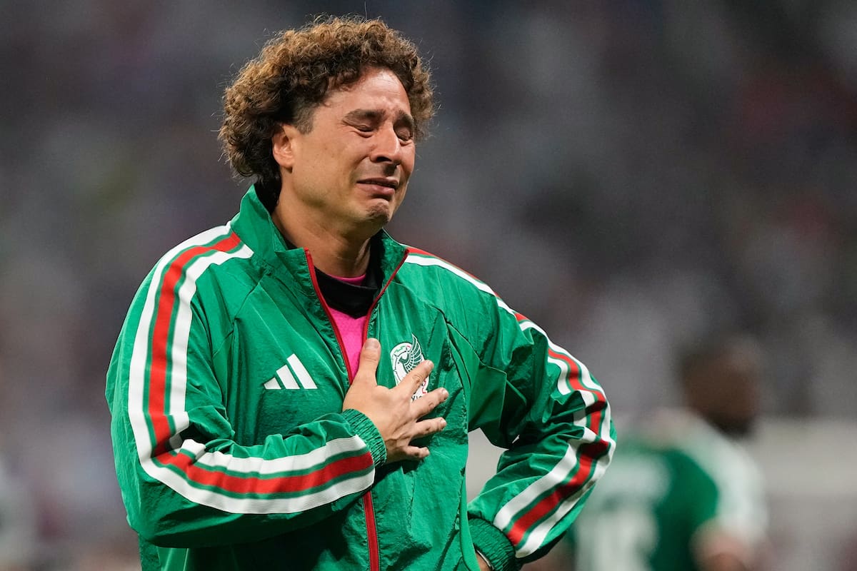 Guillermo Ochoa, arquero suplente de México, llora tras la eliminación ante Inglaterra en los octavos de final de la Copa del Mundo, el domingo 5 de julio de 2026 (AP Foto/Natacha Pisarenko )