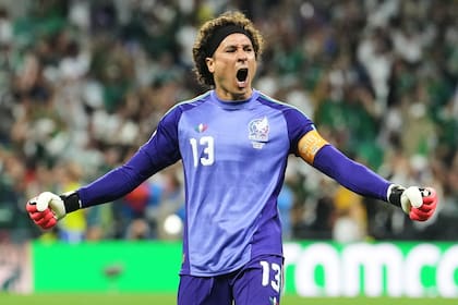 Guillermo Ochoa celebra el gol de Álvaro Fidalgo, el tercero de México, que se inició en la salida del arco del arquero que juega su cuarto Mundial