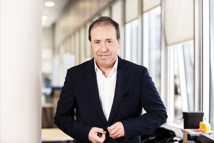 Guillermo Oliveto; “Por un lado se venlo que yo llamo burbujas de bienestar con más gente en los restaurantes y un récord en la venta de entradas de cine, lo que se explica porque no se consiguen autos 0 km, no se venden propiedades y viaja al exterior la mitad de la gente que lo hacía antes de la pandemia. Todo ese dinero que ‘sobra’ va al consumo de corto plazo"