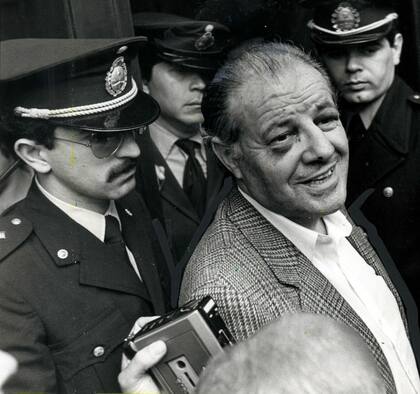 Guillermo Patricio Kelly, con lesiones en su rostro, se presenta a declarar en Tribunales dos días después de su secuestro, el 26 de agosto de 1983