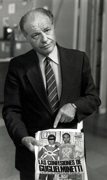 Guillermo Patricio Kelly sostenía que Raúl Guglielminetti pertenecía a la banda de Aníbal Gordon que lo secuestró. En la foto, muestra otra tapa de la revista Gente dedicada al "mayor Guastavino"