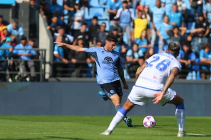 Guillermo Pereira, mediocampista de Belgrano, sacará el zurdazo que se transformará en el segundo gol a Vélez
