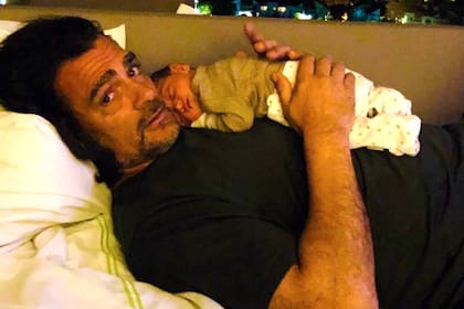 Guillermo Pérez Roldán, a mediados de 2020, con su hijo Damián