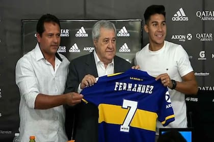 Guillermo Pol Fernández fue presentado oficialmente por el presidente Jorge Ameal como jugador de Boca en conferencia de prensa; usará la camiseta número 7