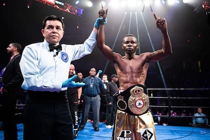 Guillermo Rigondeaux, con el cinturón de campeón mundial de los supergallos