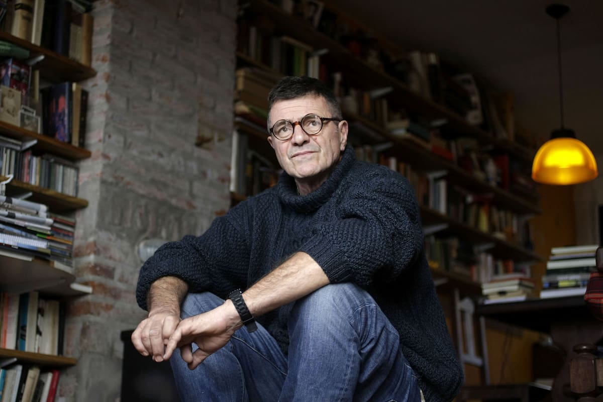 Guillermo Saccomanno nació en Buenos Aires en 1948. Periodista, escritor y guionista, obtuvo el Premio Nacional de Literatura y en dos oportunidades el Premio Dashiell Hammet de la Semana Negra de Gijón. Entre otros, escribió La lengua del malón, El oficinista, Cámara Gesell y Terrible accidente del