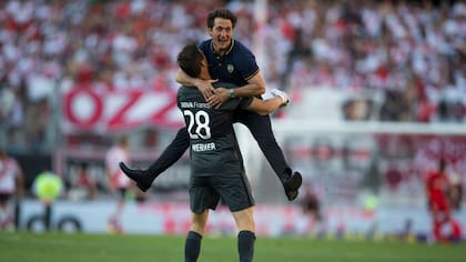 Guillermo se abraza a Werner, tras el 4 a 2 de Boca a River de 2016 en el Monumental; esa tarde fue la última vez que los dos arqueros debutaron en un Superclásico
