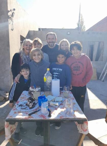 Guillermo Sierra junto a su madre, hermana, sobrina, expareja y sus hijos Bautista y Santino