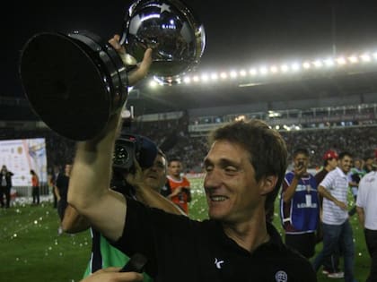 Guillermo sonríe, con la Copa Sudamericana que ganó con Lanús en 2013